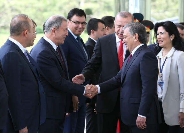 Özbekistanlı Mevkidaşı Mirziyoyev'den Erdoğan'a Samimi Karşılama