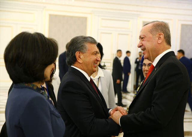 Özbekistanlı Mevkidaşı Mirziyoyev'den Erdoğan'a Samimi Karşılama