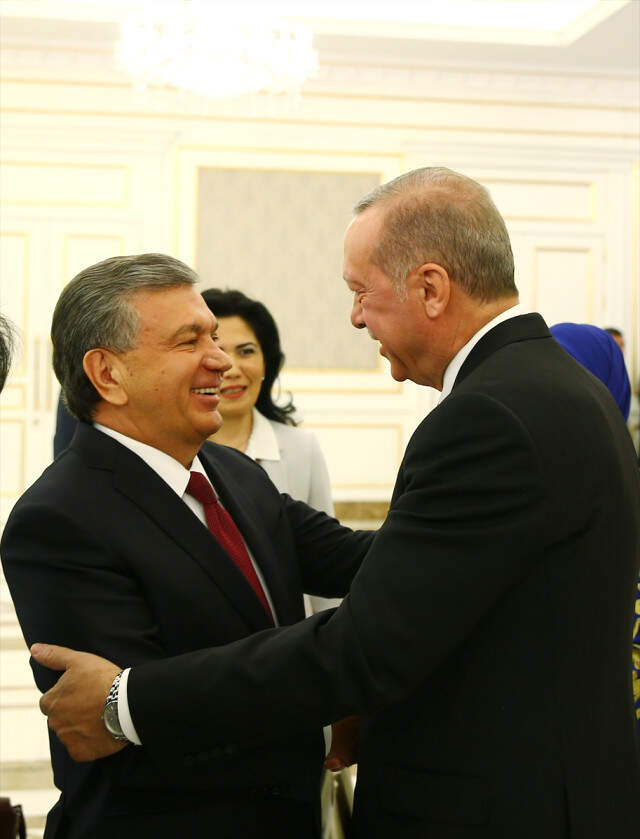 Özbekistanlı Mevkidaşı Mirziyoyev'den Erdoğan'a Samimi Karşılama
