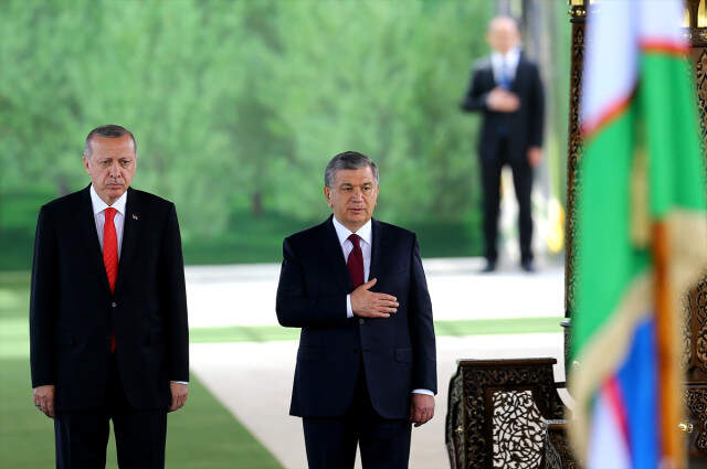Özbekistanlı Mevkidaşı Mirziyoyev'den Erdoğan'a Samimi Karşılama