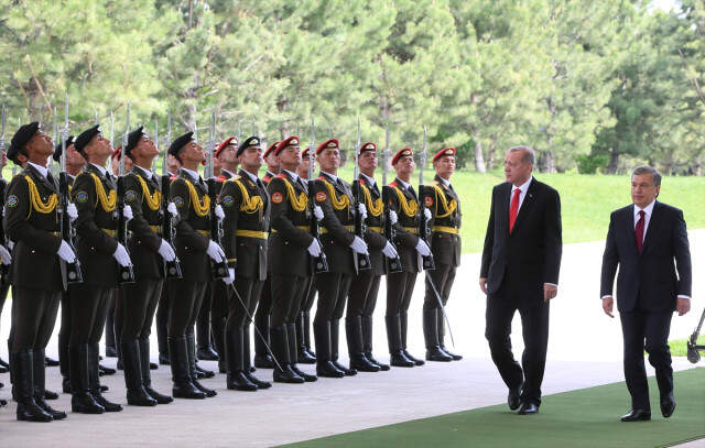 Özbekistanlı Mevkidaşı Mirziyoyev'den Erdoğan'a Samimi Karşılama