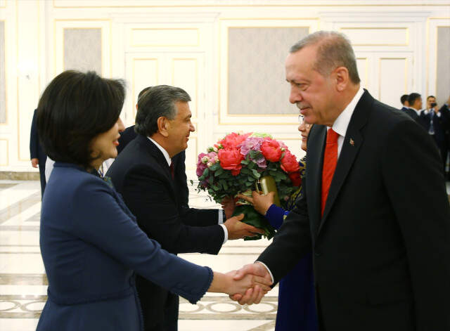 Özbekistanlı Mevkidaşı Mirziyoyev'den Erdoğan'a Samimi Karşılama