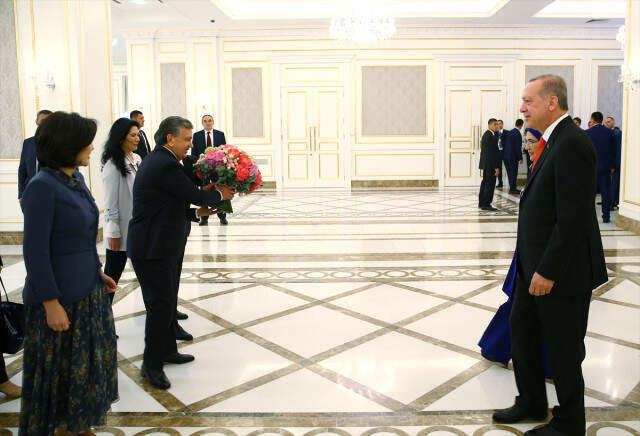 Özbekistanlı Mevkidaşı Mirziyoyev'den Erdoğan'a Samimi Karşılama