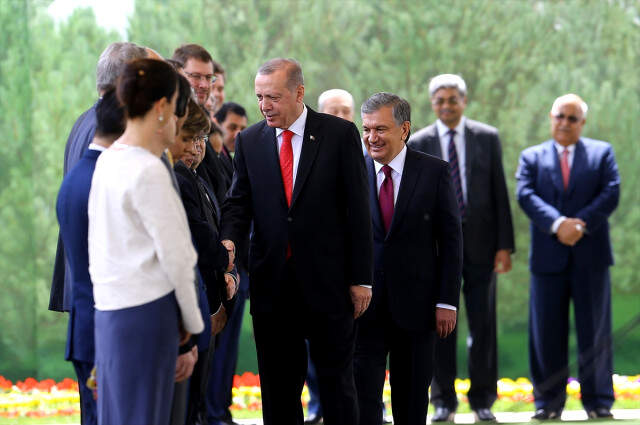 Özbekistanlı Mevkidaşı Mirziyoyev'den Erdoğan'a Samimi Karşılama