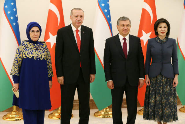 Özbekistanlı Mevkidaşı Mirziyoyev'den Erdoğan'a Samimi Karşılama