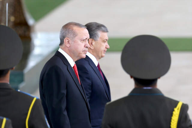 Özbekistanlı Mevkidaşı Mirziyoyev'den Erdoğan'a Samimi Karşılama