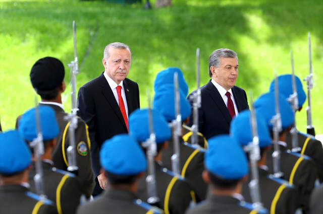 Özbekistanlı Mevkidaşı Mirziyoyev'den Erdoğan'a Samimi Karşılama