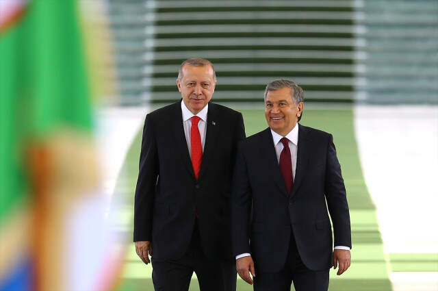 Özbekistanlı Mevkidaşı Mirziyoyev'den Erdoğan'a Samimi Karşılama