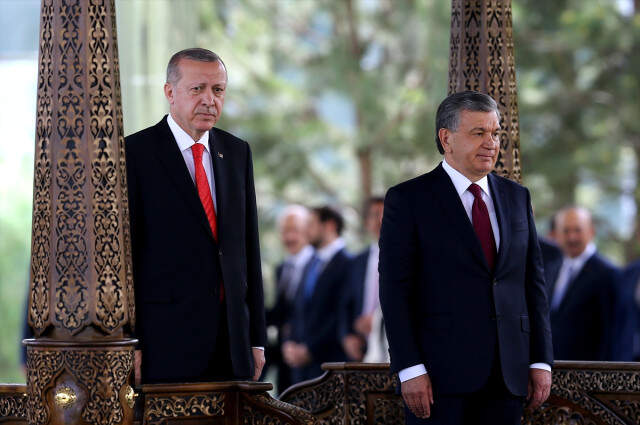 Özbekistanlı Mevkidaşı Mirziyoyev'den Erdoğan'a Samimi Karşılama