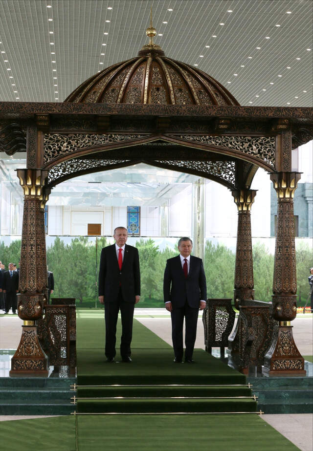 Özbekistanlı Mevkidaşı Mirziyoyev'den Erdoğan'a Samimi Karşılama