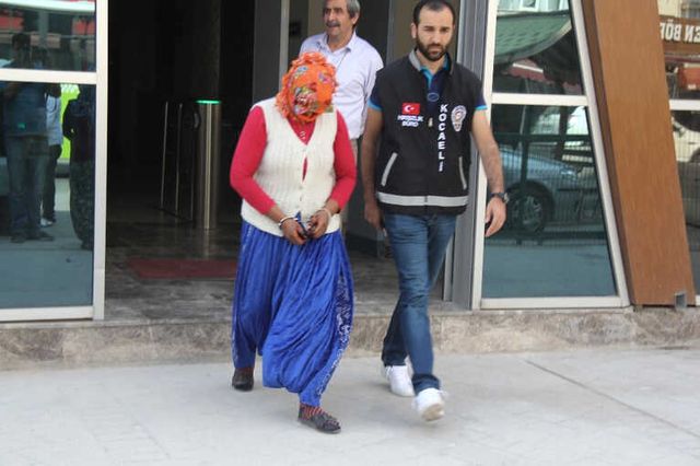 Hırsızlıktan Aranan Kadın, İşlem Yapmak İçin Geldiği Karakolda Yakayı Ele Verdi!