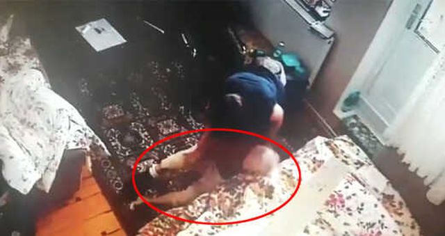 Vicdansız Bakıcı 88 Yaşındaki Kadını Evire Çevire Dövdü! Dehşet Anları Kamerada