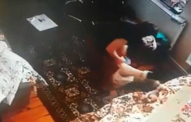 Vicdansız Bakıcı 88 Yaşındaki Kadını Evire Çevire Dövdü! Dehşet Anları Kamerada