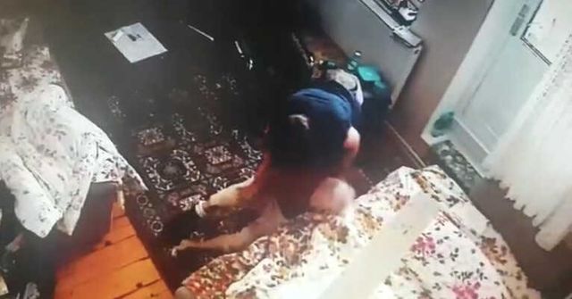 Vicdansız Bakıcı 88 Yaşındaki Kadını Evire Çevire Dövdü! Dehşet Anları Kamerada