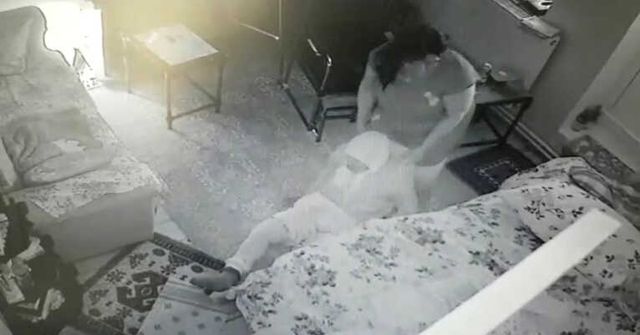 Vicdansız Bakıcı 88 Yaşındaki Kadını Evire Çevire Dövdü! Dehşet Anları Kamerada