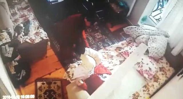 Vicdansız Bakıcı 88 Yaşındaki Kadını Evire Çevire Dövdü! Dehşet Anları Kamerada