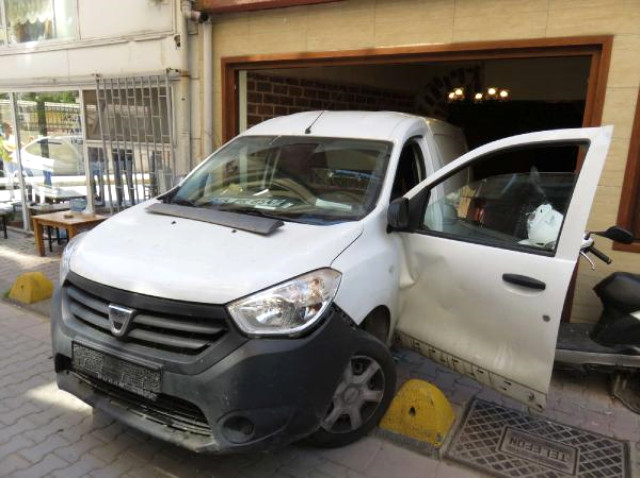 Kadıköy'de Otomobil, Kahvaltı Eden Çiftin Evine Girdi: 2 Yaralı