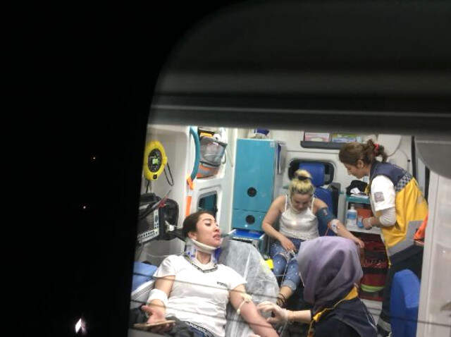 Şaka İçin Yolda Gördüğü Eşinin Aracını Sıkıştırdı! 1'i Bebek, 5 Kişiyi Yaraladı