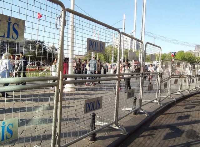 1 Mayıs Öncesi Taksim Bariyerlerle Kapatıldı