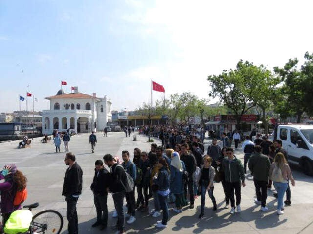 1 Mayıs'ı Fırsat Bilen İstanbullular, Adalara Akın Etti! Kuyruk Uzadıkça Uzadı