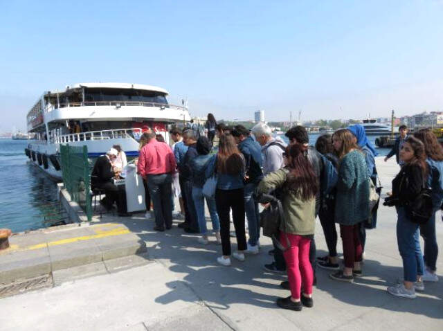 1 Mayıs'ı Fırsat Bilen İstanbullular, Adalara Akın Etti! Kuyruk Uzadıkça Uzadı