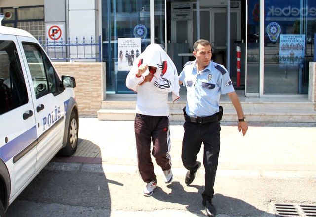 Okul Önlerinde Bekleyip Küçük Erkek Çocukların Fotoğrafını Çeken Tacizci Sapık Yakalandı