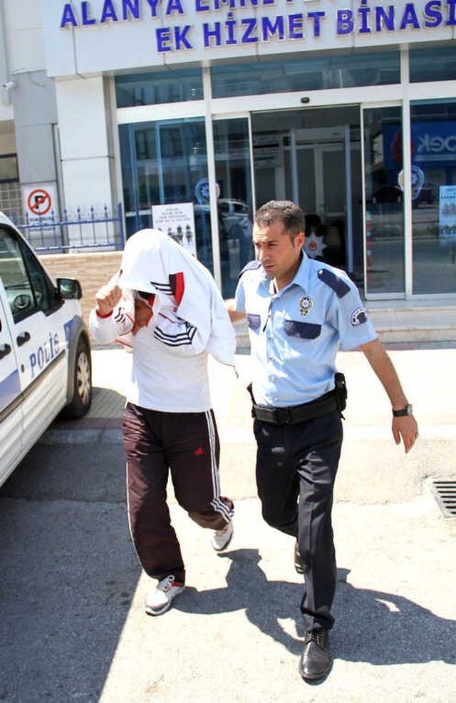 Okul Önlerinde Bekleyip Küçük Erkek Çocukların Fotoğrafını Çeken Tacizci Sapık Yakalandı