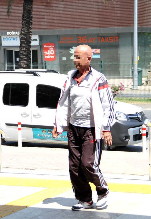 Okul Önlerinde Bekleyip Küçük Erkek Çocukların Fotoğrafını Çeken Tacizci Sapık Yakalandı