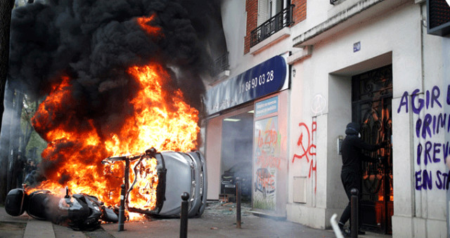 Fransa'da 1 Mayıs Gerginliği! Göstericiler, Ortalığı Yakıp Yıktı