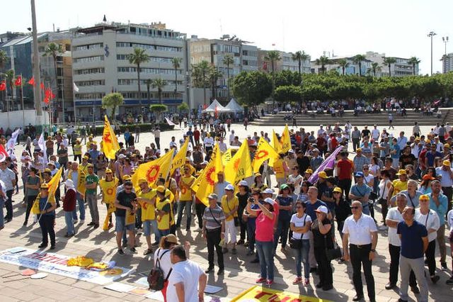 Çekim Yaparken 1 Mayıs Kortejinin Ortasında Kalan Gelin ve Damat Neye Uğradığını Şaşırdı