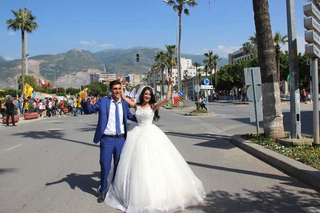 Çekim Yaparken 1 Mayıs Kortejinin Ortasında Kalan Gelin ve Damat Neye Uğradığını Şaşırdı