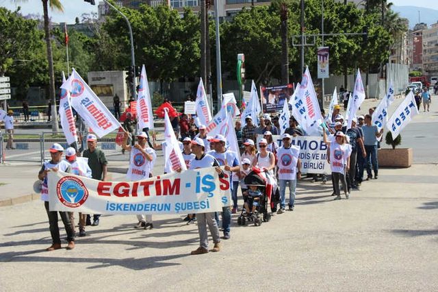 Çekim Yaparken 1 Mayıs Kortejinin Ortasında Kalan Gelin ve Damat Neye Uğradığını Şaşırdı