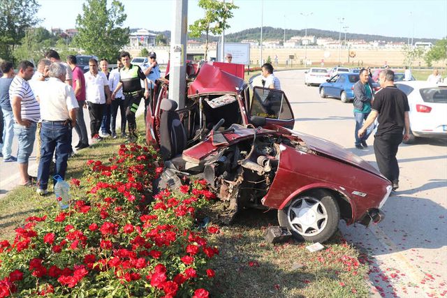 Sürücü, İkiye Ayrılan Otomobilden Hafif Sıyrıklarla Kurtuldu