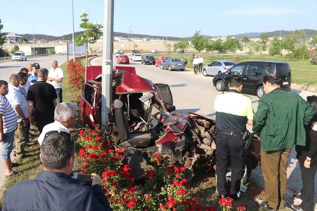 Sürücü, İkiye Ayrılan Otomobilden Hafif Sıyrıklarla Kurtuldu