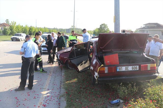 Sürücü, İkiye Ayrılan Otomobilden Hafif Sıyrıklarla Kurtuldu