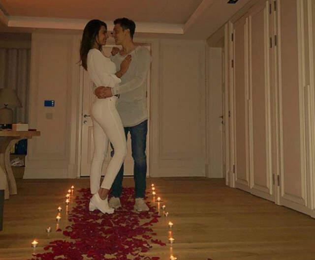 Mesut Özil'in <a class='keyword-sd' href='/dogum-gunu/' title='Doğum Günü'>Doğum Günü</a> Sürprizi Amine Gülşe'yi Mest Etti