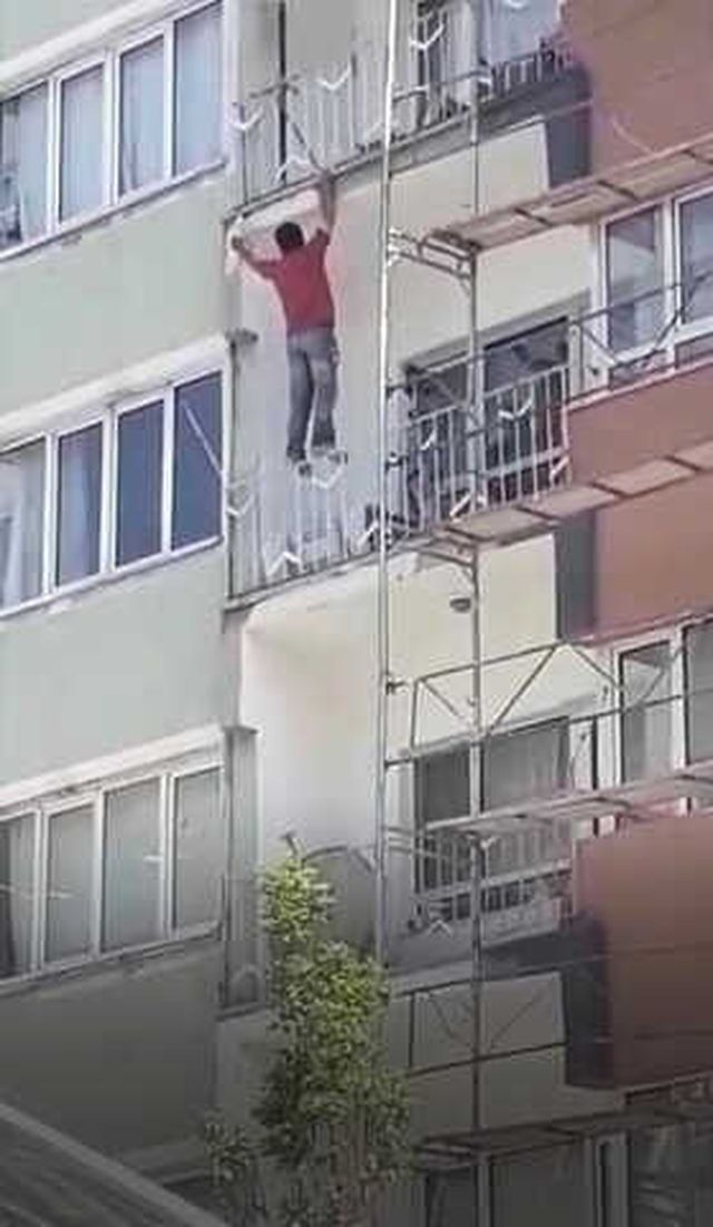 İşçi Bayramı'nda, 2 İşçinin Güvenlik Önlemi Almadan Çalıştığı Anlar Yürekleri Ağza Getirdi