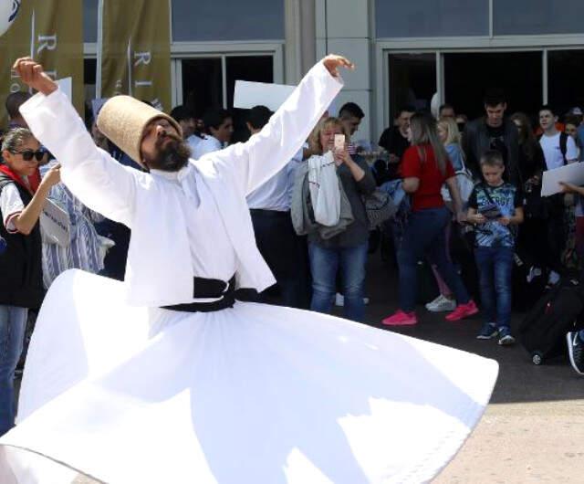 Turistlere Semazenli Karşılama Törenine Tepki Turistlere Semazenli Gösteri Tepki Çekti: Folklorik Bir Sunum Değil