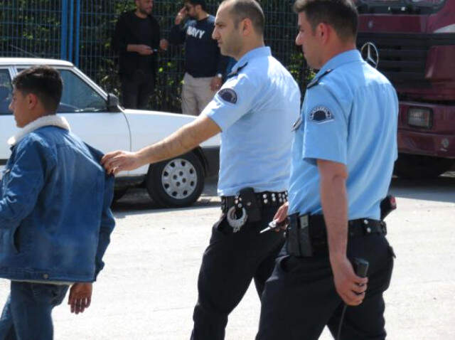 Araç Muayene İstasyonunda Uzun Namlulu Silahlarla Saldırı: 2 Yaralı