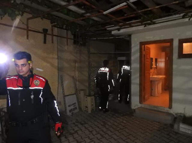 Çorum'u Ayağa Kaldıran Mezarlıktaki Gizemli Kız, 5. Kez Geldi! Mezara Deniz Kabuğu Bırakmış