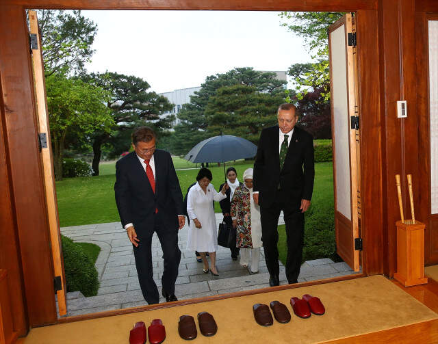 Cumhurbaşkanı Erdoğan Güney Kore'de Terlik Giyip <a class='keyword-sd' href='/cay/' title='Çay'>Çay</a> İçti