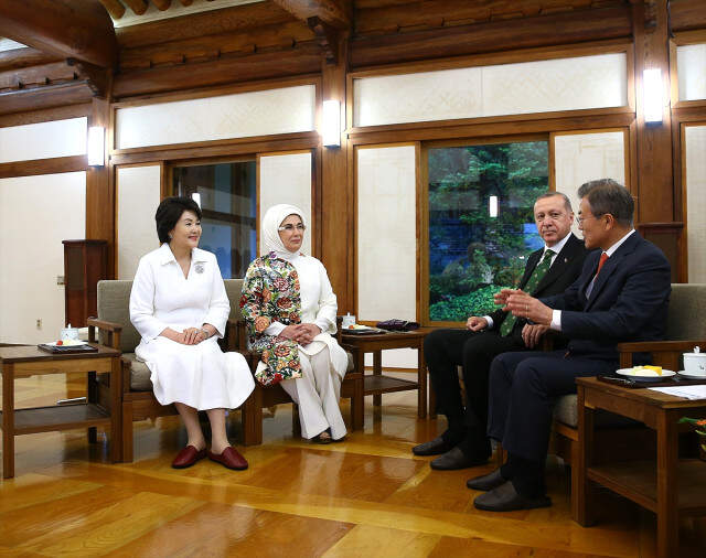 Cumhurbaşkanı Erdoğan Güney Kore'de Terlik Giyip Çay İçti
