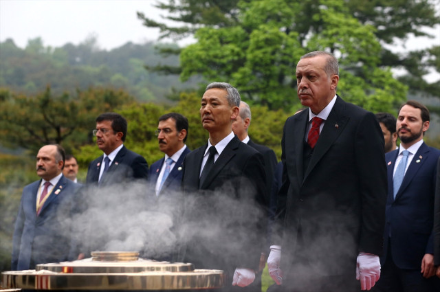 Güney Kore'de Ulusal Mezarlığı Ziyaret Eden Erdoğan, Beyaz Eldiven Takıp Tütsü Yaktı