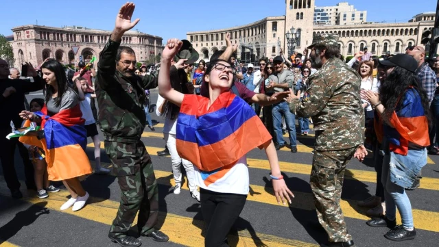 Ermenistan'da Göstericiler Başkent Erivan'da Yolları Kapattı