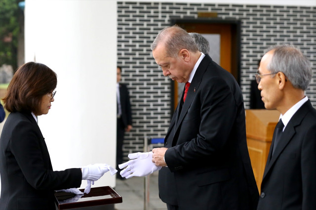 Güney Kore'de Ulusal Mezarlığı Ziyaret Eden Erdoğan, Beyaz Eldiven Takıp Tütsü Yaktı