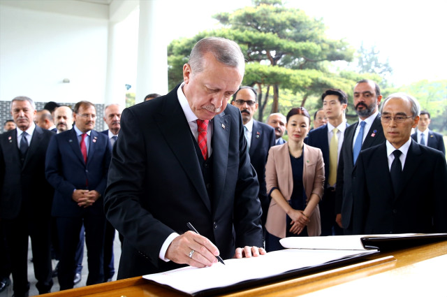 Güney Kore'de Ulusal Mezarlığı Ziyaret Eden Erdoğan, Beyaz Eldiven Takıp Tütsü Yaktı