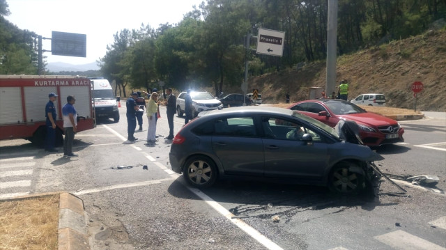 Antalya'da Minibüs ile Otomobil Çarpıştı: 4 Turist Öldü, 5 Turist Yaralandı