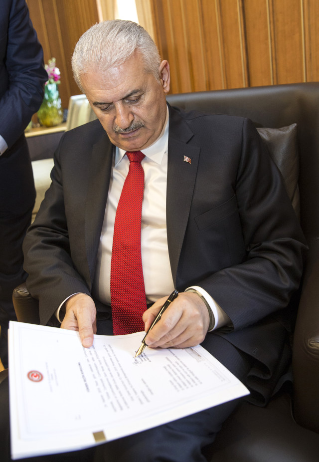 Başbakan Yıldırım, Erdoğan'ın Cumhurbaşkanı Adaylığı Dilekçesini İmzaladı
