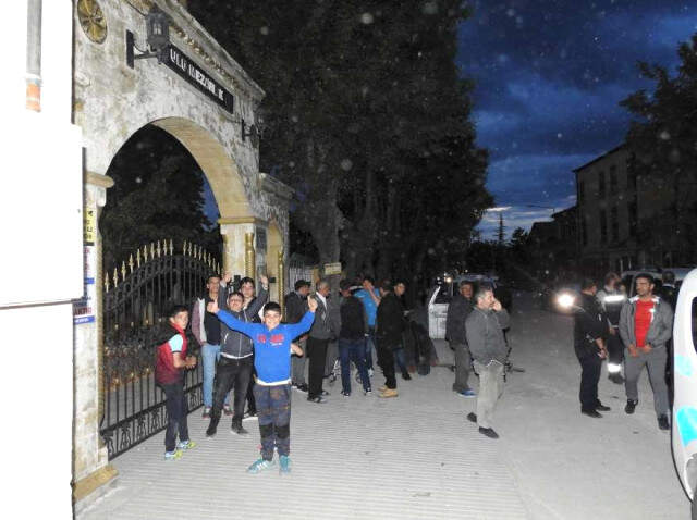 Çorum Gizemli Kızın Görüldüğü Mezarlığa Akın Edenler, Polise Zor Anlar Yaşattı Gizemli Kızın Ağladığı Mezarlığa Yüzlerce Kişi Akın Etti! Polis Zor Anlar Yaşadı