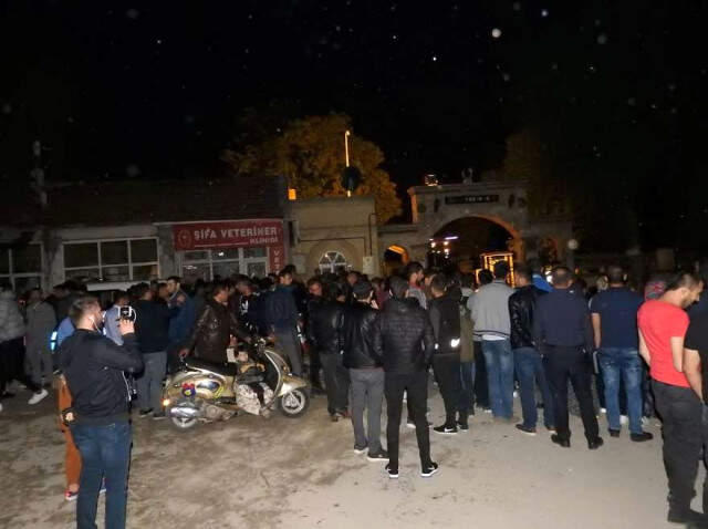 Çorum Gizemli Kızın Görüldüğü Mezarlığa Akın Edenler, Polise Zor Anlar Yaşattı Gizemli Kızın Ağladığı Mezarlığa Yüzlerce Kişi Akın Etti! Polis Zor Anlar Yaşadı